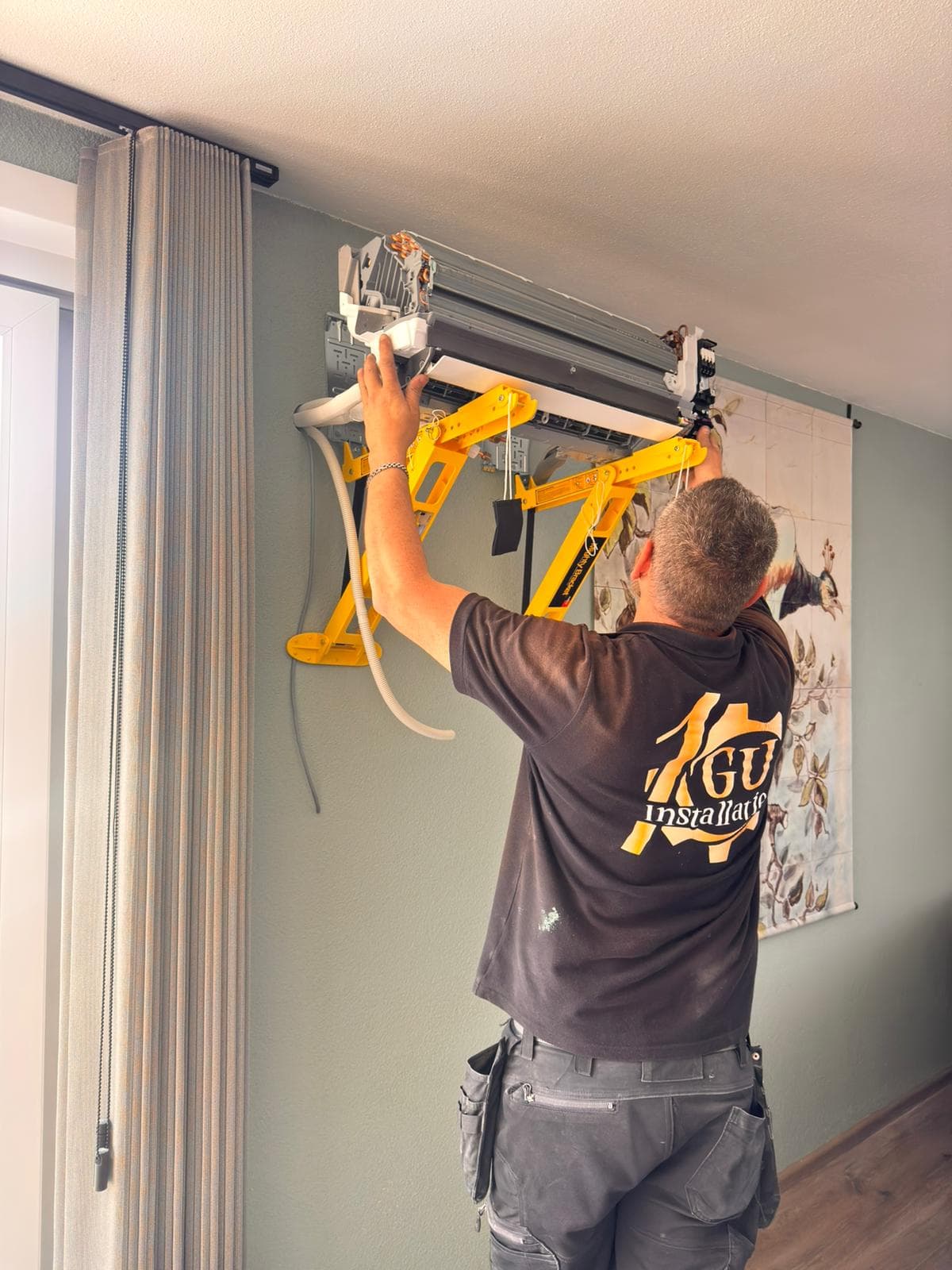 OGU10 installateur aan het werk