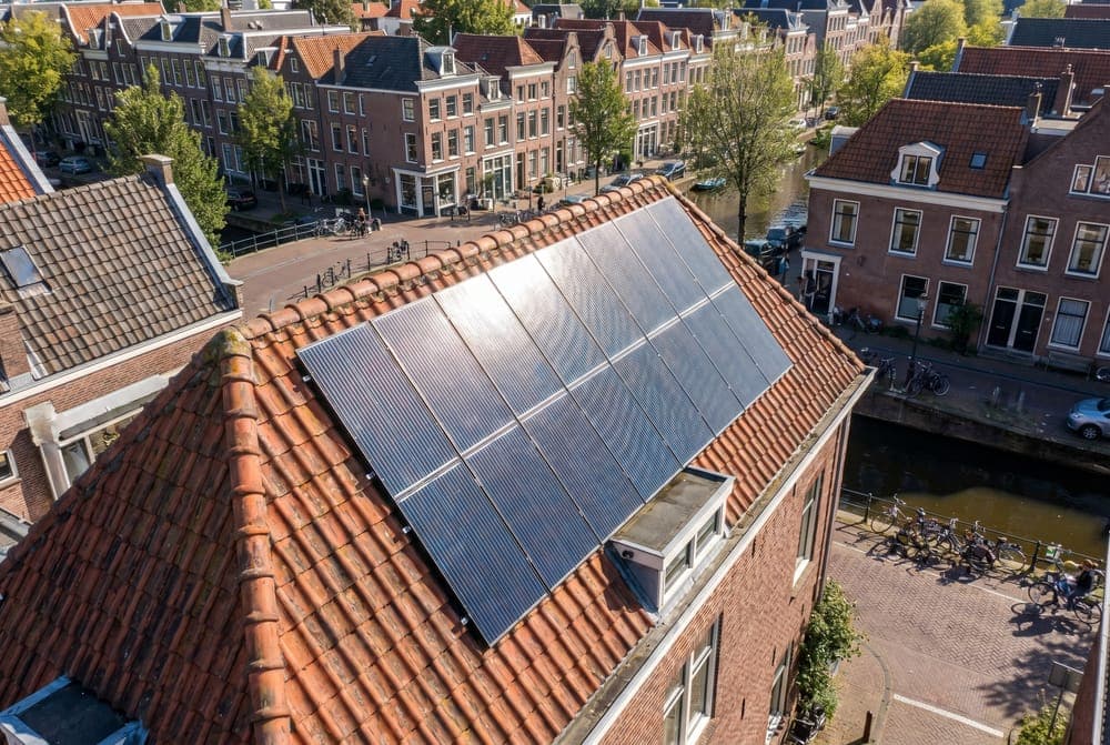 Zonnepanelen op het dakvlak van een woning